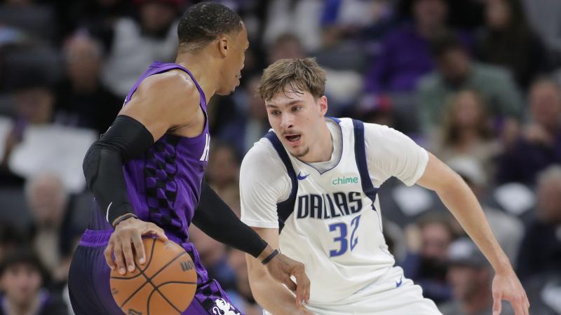 套娃，久保建英坐在涩谷的大久保建英像下握着一个小久保建英（涩谷套娃名场面：久保建英在自己巨像下手持迷你版自己）