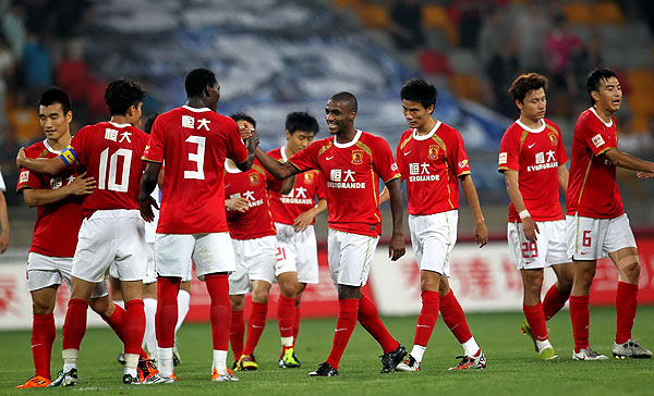 名记：字母哥与队友召开会议，呼吁全队无视外界杂音（名记：字母哥组织队内会议，号召全队忽略外界噪音）