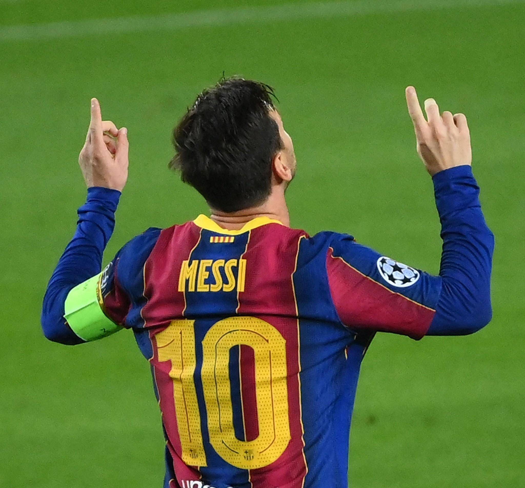 记者：弗拉霍维奇遭佛罗伦萨球迷种族歧视侮辱，导致比赛中断（弗拉霍维奇遭佛罗伦萨球迷种族歧视，比赛一度中断）