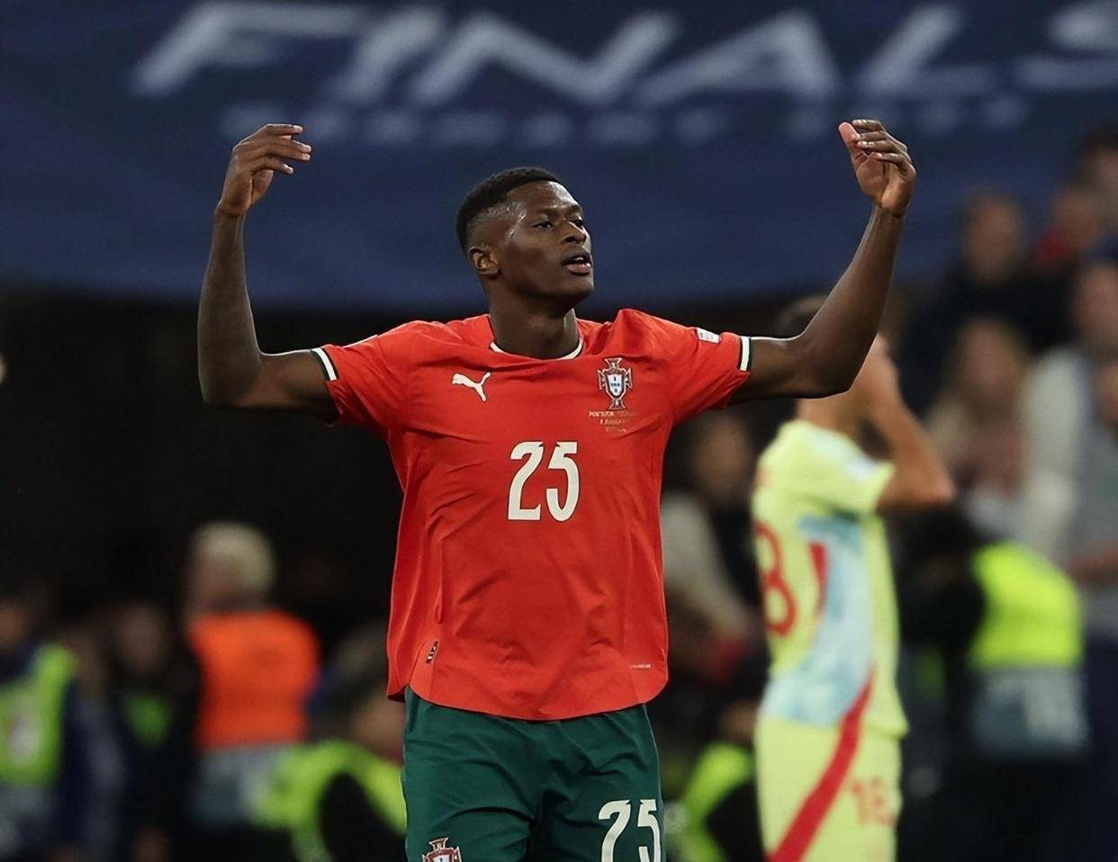 米兰官方欢迎里贝里造访米兰内洛，并发布其与迈尼昂合影（米兰官方晒照：里贝里做客米兰内洛，与迈尼昂同框）