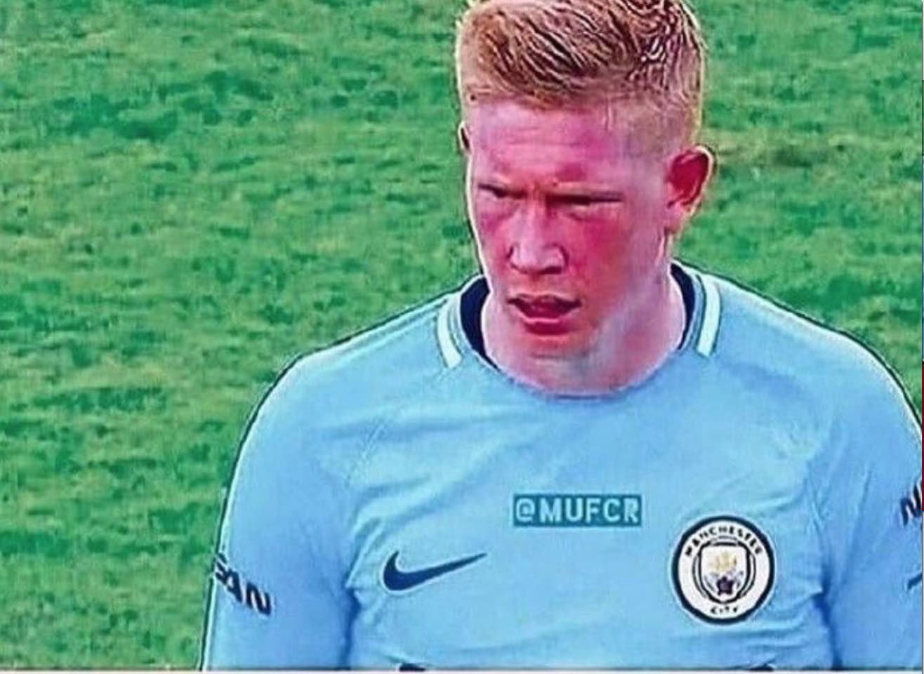 远在迈阿密心系罗马，托蒂和坎德拉用手机观看老东家焦点大战（身在迈阿密仍牵挂罗马，托蒂与坎德拉用手机观看老东家焦点战）