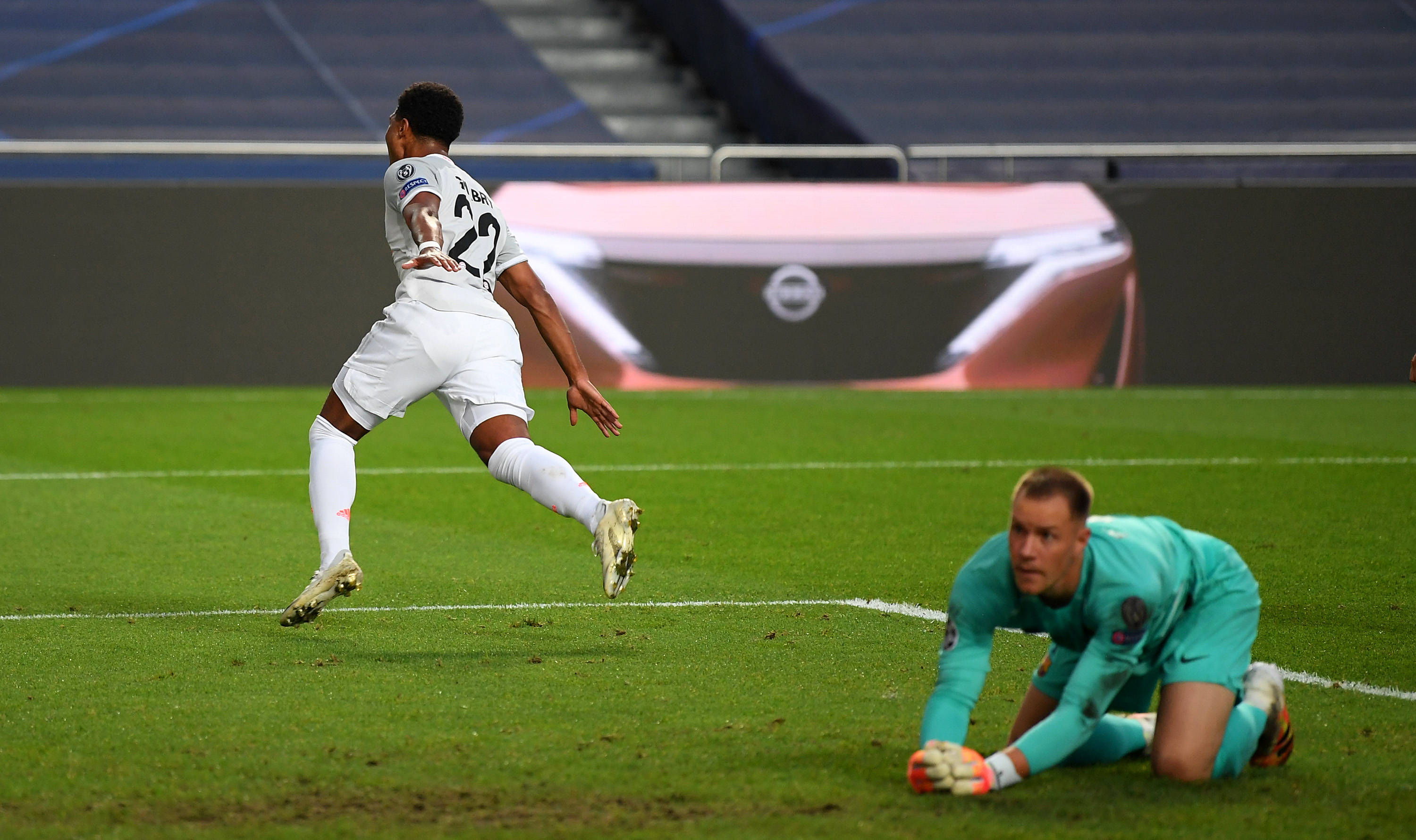 有惊无险，小麦和孔蒂所乘飞机警告灯误报导致飞机迫降（警告灯误报引发紧急迫降，小麦与孔蒂所乘航班平安落地）