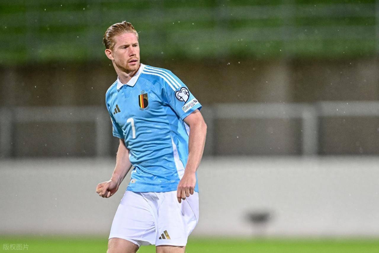 费迪南德称赞曼联新训练基地：非常漂亮，细节设计也太贴心了（费迪南德盛赞曼联新训练基地：外观出色，细节拿捏到位）