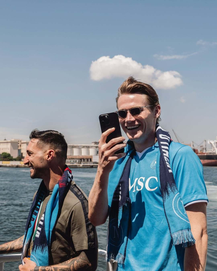 另一个半球的思念，奥斯卡晒出在家观看海港亚冠比赛照片（隔着半球的牵挂：奥斯卡在家晒图看海港亚冠）